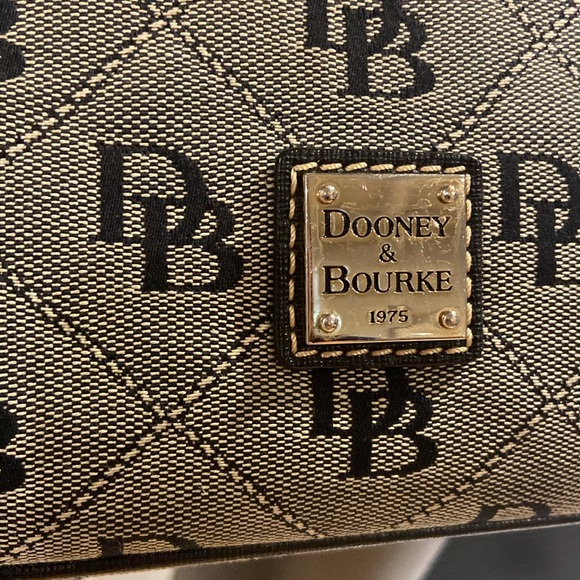 Dooney and Bourke crossbody bag - Picture 3 of 6